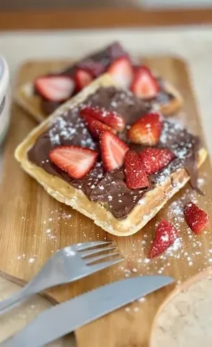 Waffles dulces con frutas y dulce de leche
