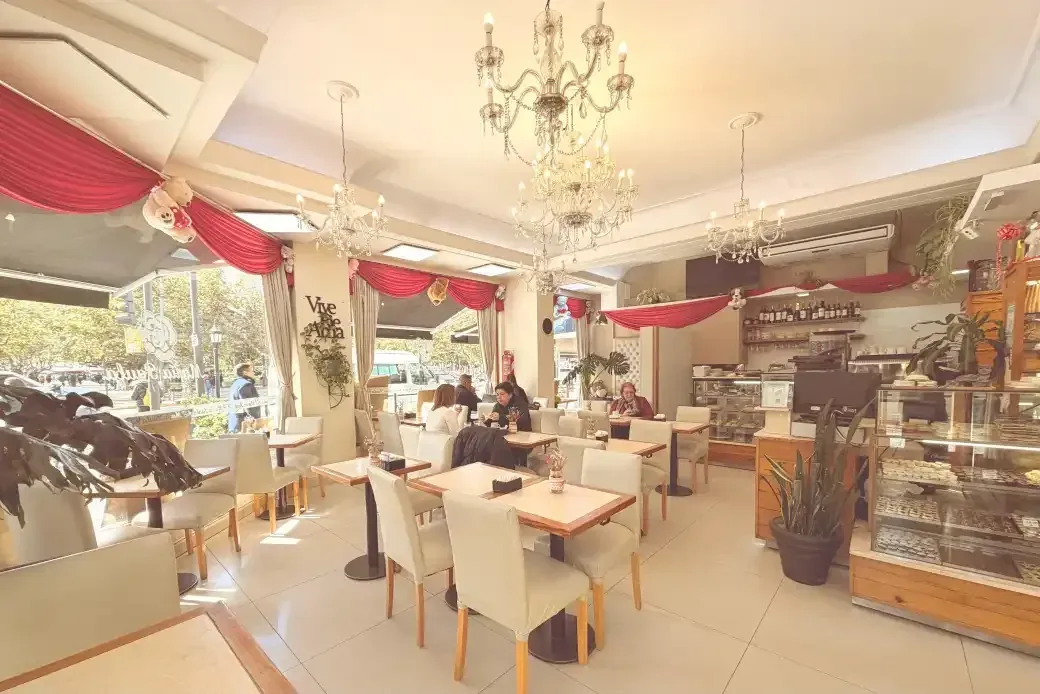 Salón clásico con pinotea de la sucursal Balbín en San Miguel